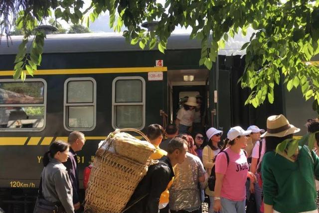 巴渝风景线 低至一元票价的慢火车,当地农民家养的鸡鸭猪,都能带上火车去