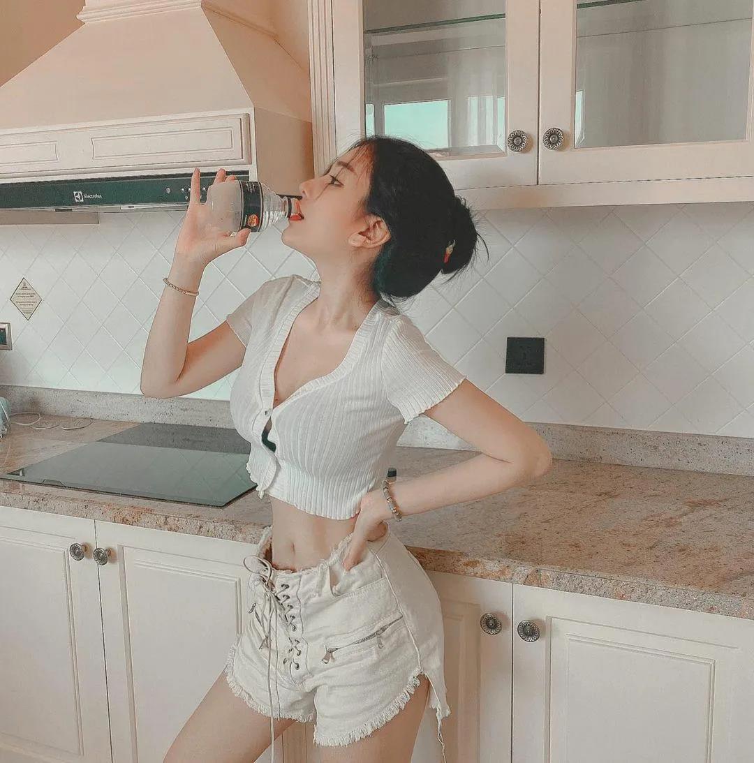 赵露思|赵露思的脸、卡戴珊的身材，这个16岁“网红校花”真的没整吗？