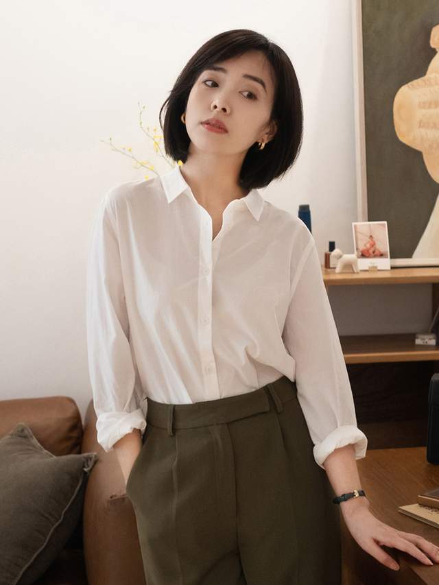 何有强|33岁的女性如何穿衬衫才时髦?搭配上牛仔裤和蓝色西装裤,超好看