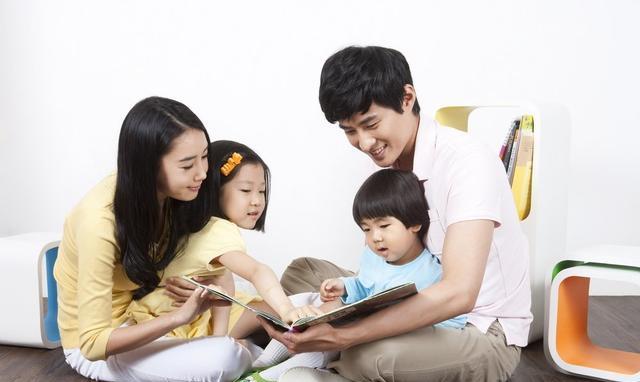 李嘉欣|李嘉欣穿透视裤和儿子逛街被吐槽，爸妈穿着暴露，不利于娃成长