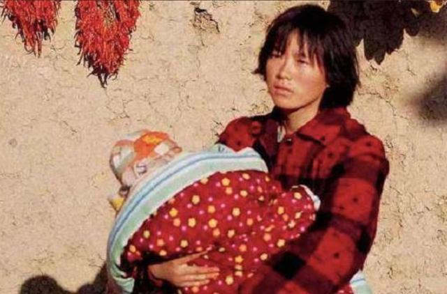 人贩子 单身汉为娶老婆，花120元买了被拐大学生，两人和牲畜共住了17年