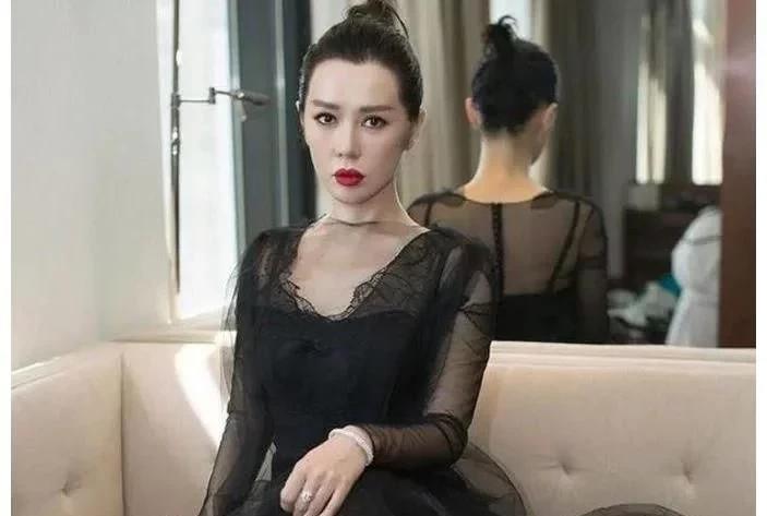 黄渤|把黄渤吻到害羞，与导演同居12年被抛弃，如今身价40亿韵味十足