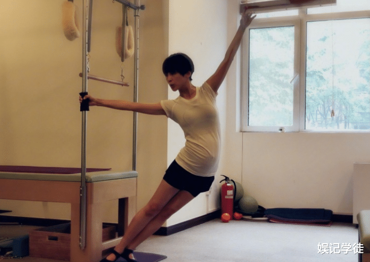 颜丹晨|4位挺孕肚健身的女星：颜丹晨动作缓慢，陈意涵8个月坚持五公里