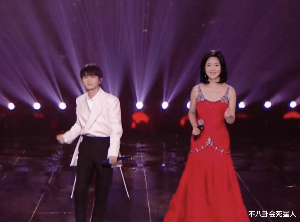 杨幂|跨年晚会真热闹！杨幂献吻，杨紫脸僵，邓丽君重现，芒果主持换血