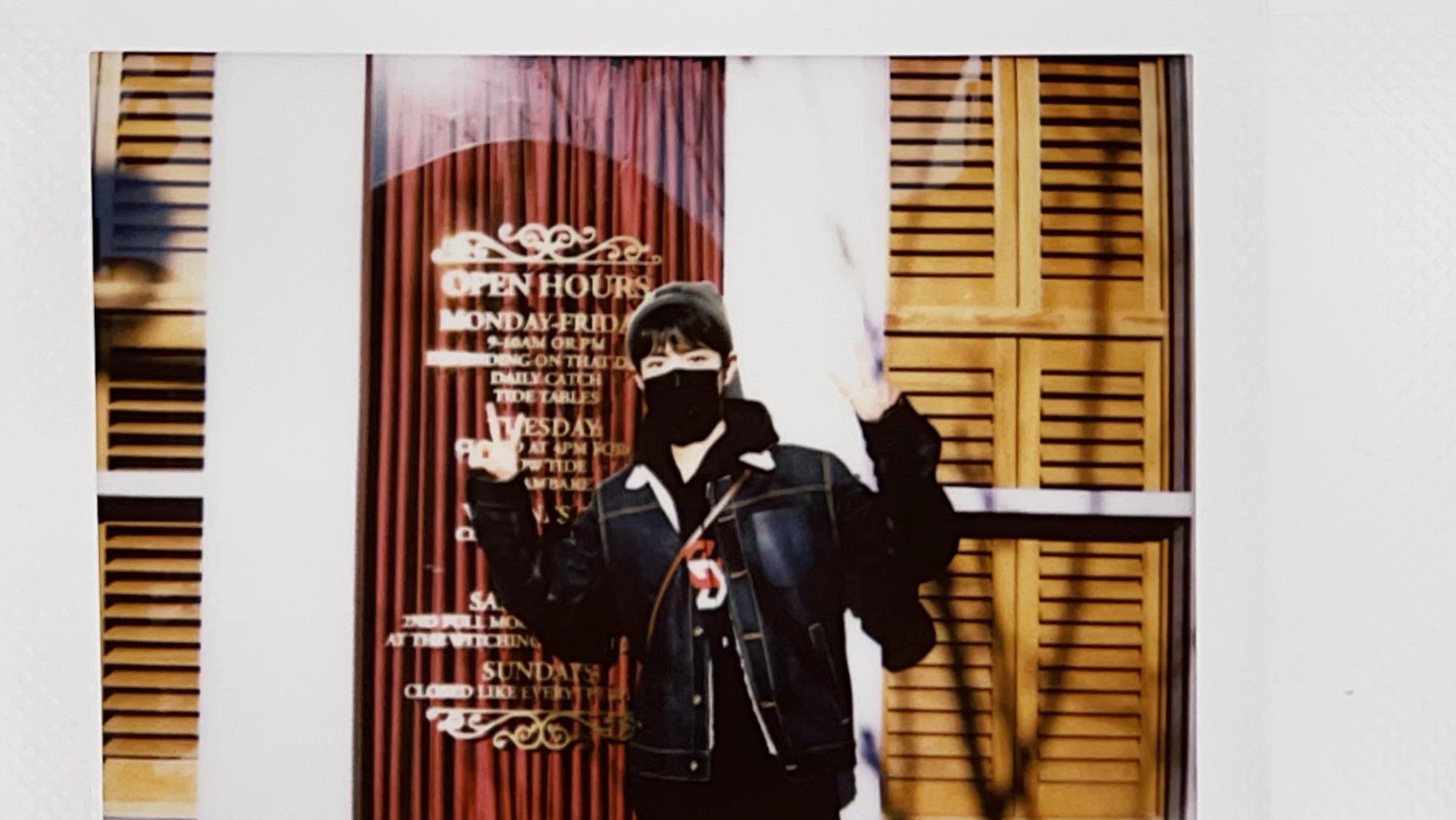 陆毅|肖战发12张环球影城明信片，和熊猫合影超乖，戴帽子很像昊天锤