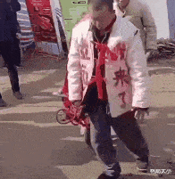 格局太小 从山东拉面哥到郑州摆摊奶奶：从不缺席的网红，是想自断生路吗？