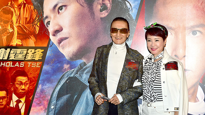 |85岁谢贤拄拐杖逛商场,体力不济由男助手搀扶,走路不稳险摔倒