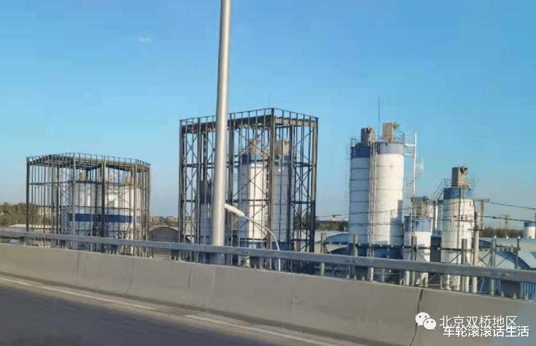 车轮滚滚话生活 广渠路旁混凝土搅拌站建起封闭车间大棚治理扬尘