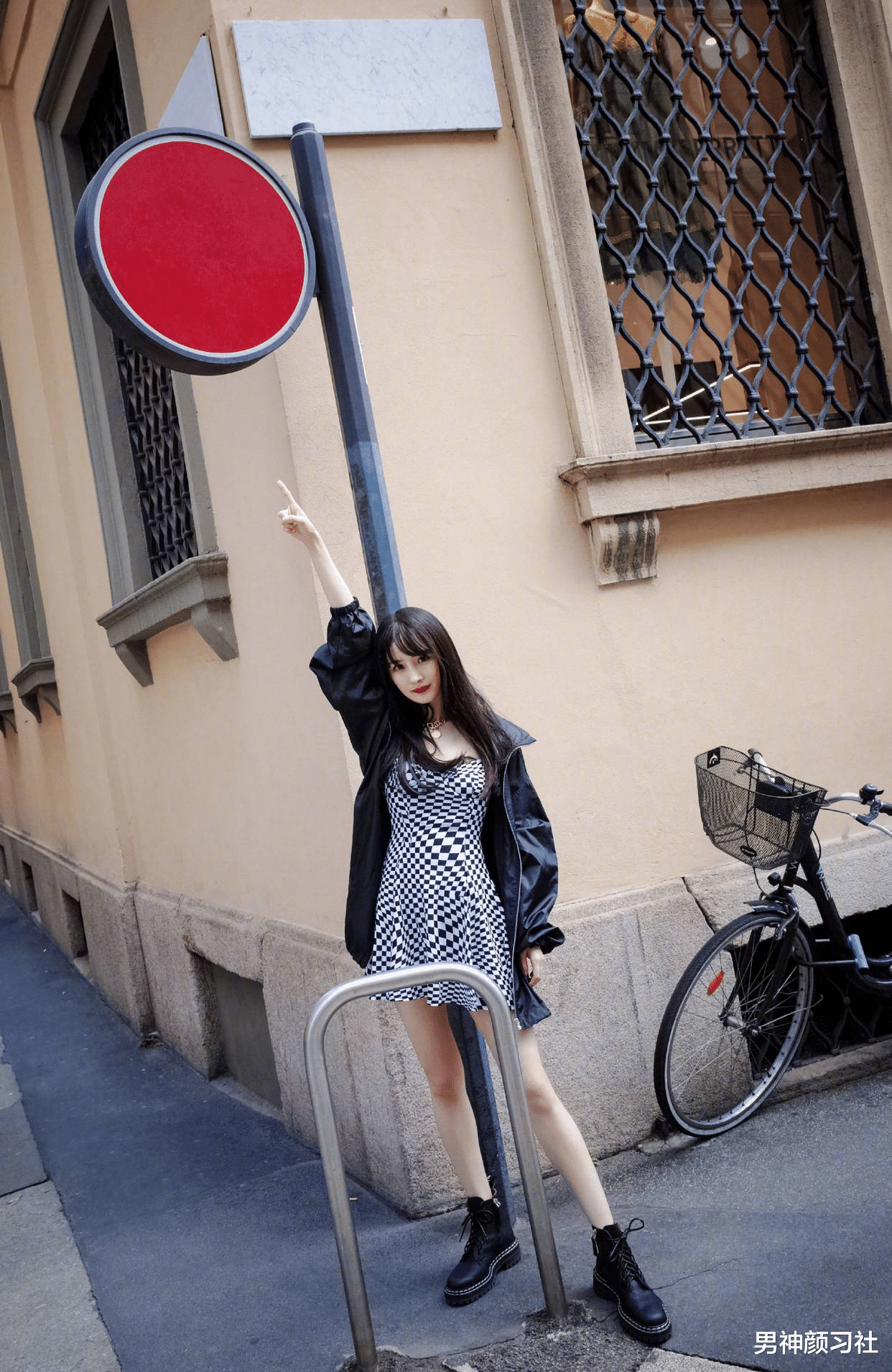 男神颜习社|宋妍霏杨幂真人示范！别让马丁靴破坏了短裙和短裤的美感