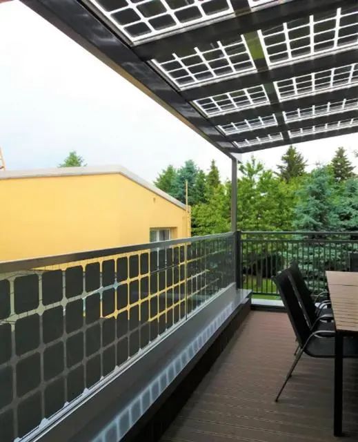 拆掉阳台的旧栏杆,换成这种太阳能防护栏,时尚美观还能发电