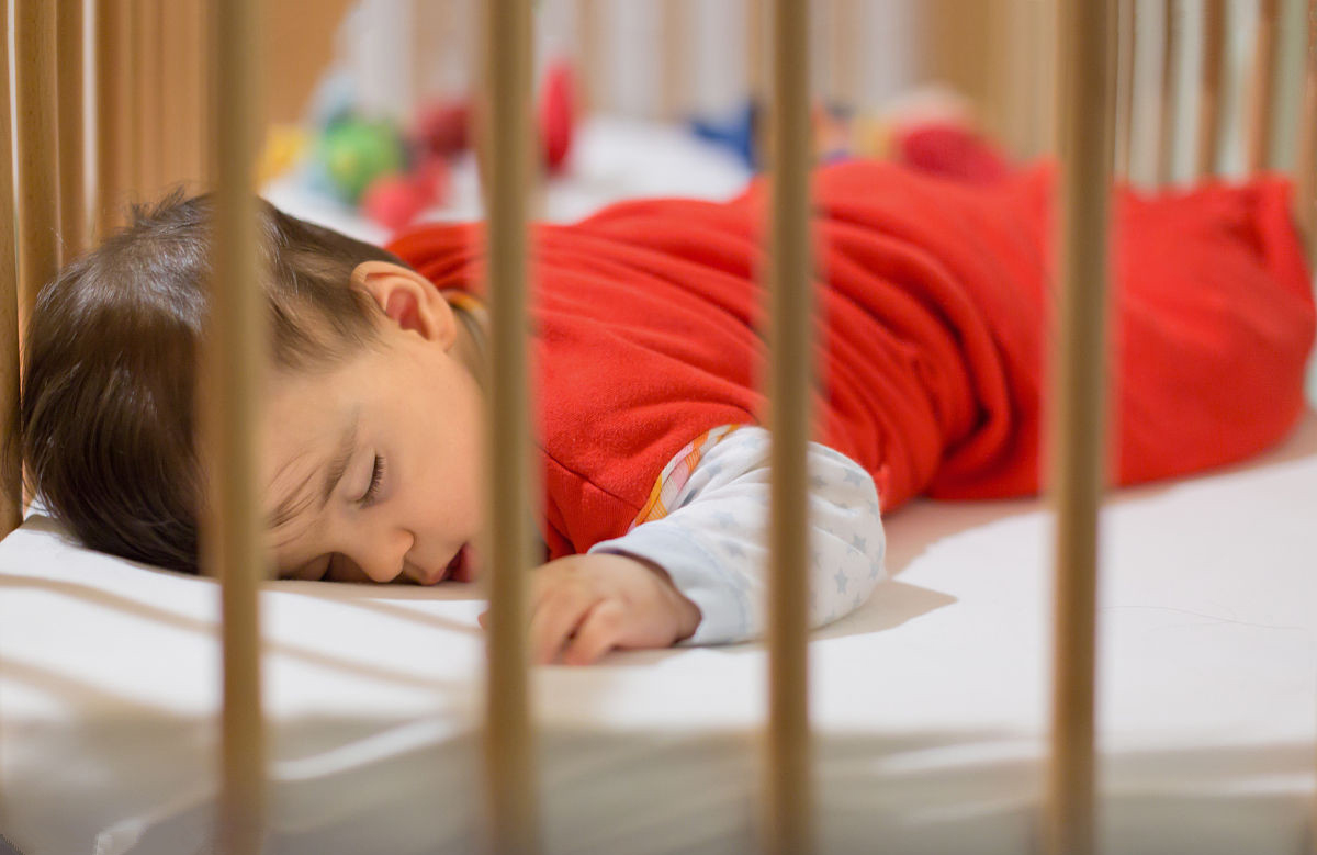 两口育儿|刚入园的孩子午睡最佳时长是多少？睡多睡少有差别，不是越长越好