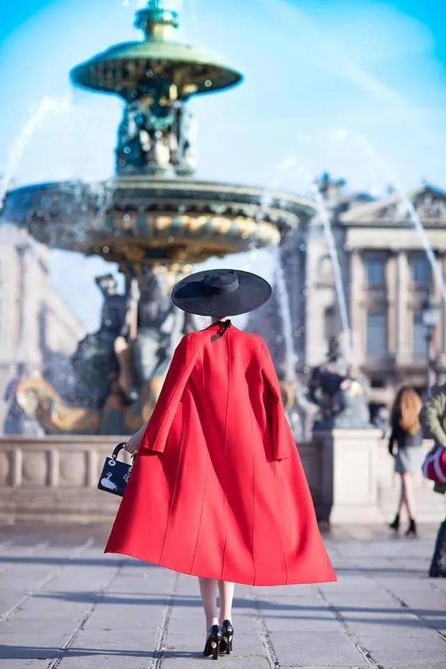 潮帮先生 田朴珺美到了巴黎街头,身披红色大衣戴宽檐帽,终于有了贵妇气质