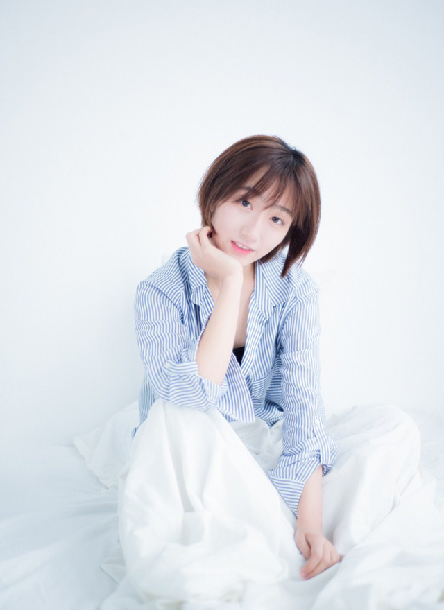 健身|食色131——高清美女写真套图：短发条纹衬衫美少女