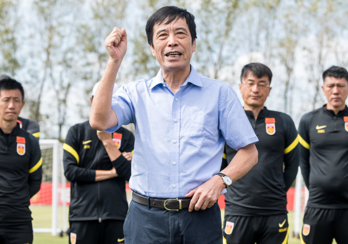 李铁|狂野国足，曝李铁正式下课！李霄鹏接任，国内记者：他成中国足球史上第一人