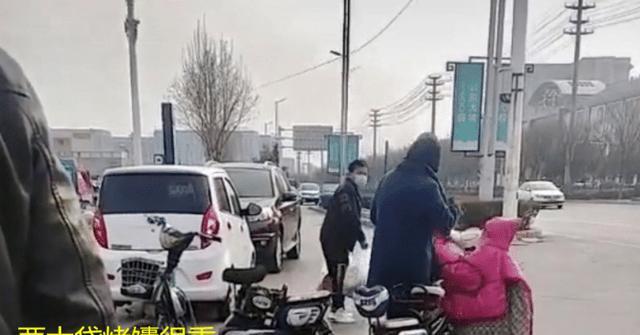 辰仔 翻版切糕？河南小伙碰掉烤馕，被摊主逼着全买光：他桌面都是斜的