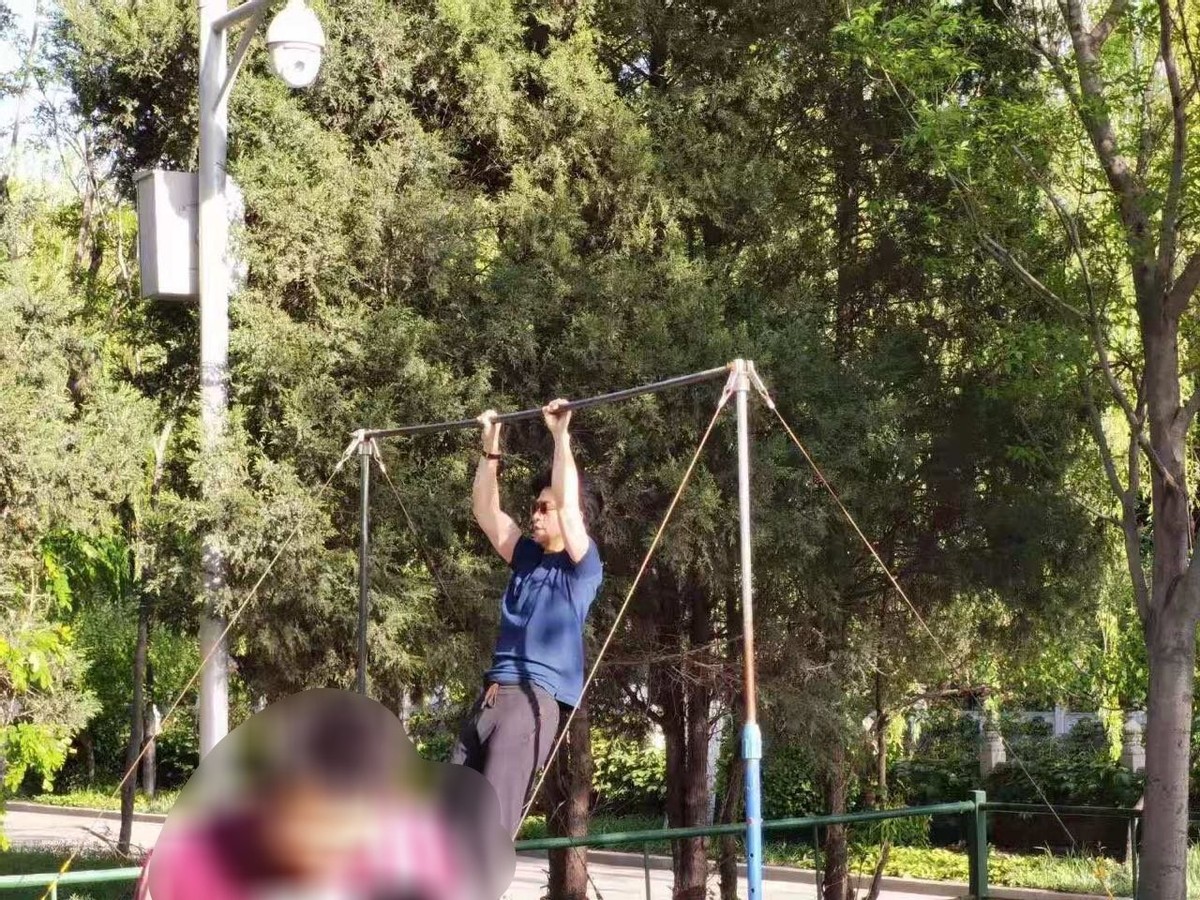 李健|李健与娇妻同游清华，女方身形壮实头顶秃一块，随意践踏草坪遭批