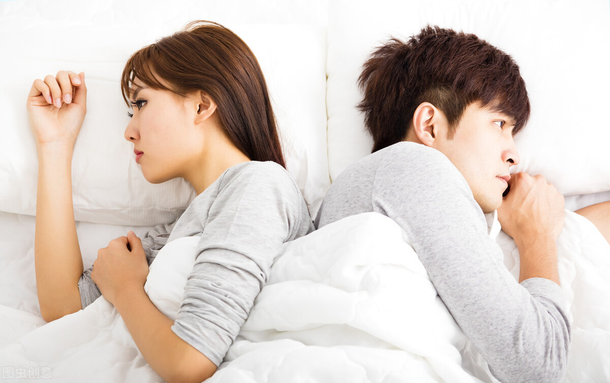 顶峰相见|女子深夜和其他男人搞暧昧出轨，被丈夫剃头，照片视频发在朋友圈