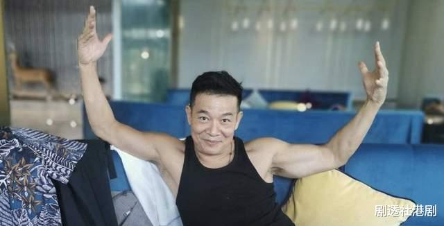 吴毅将|60岁香港著名男星到内地酒吧演出，浑身肌肉被赞有型，妻子勤俭持家买百元球鞋