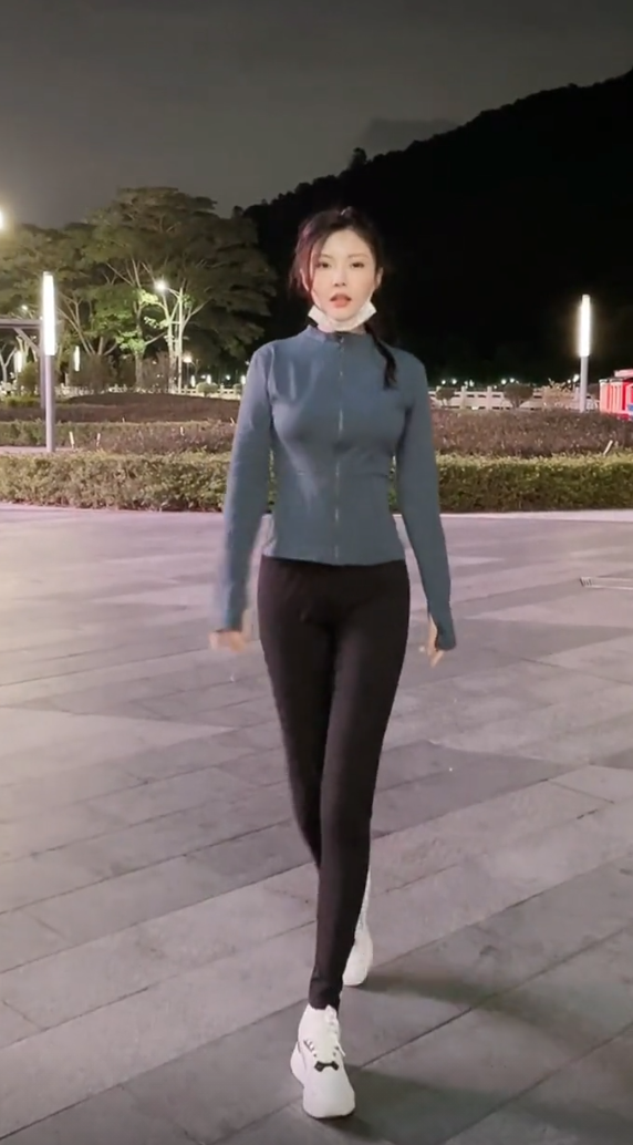 徐冬冬|徐冬冬公园热舞被吓到！发丝凌乱表情失控，细腰大长腿身材超好