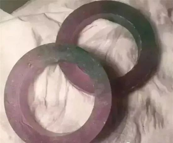 翡翠|18万买的翡翠原石，切出两条三彩手镯，瞬间暴涨几十倍！