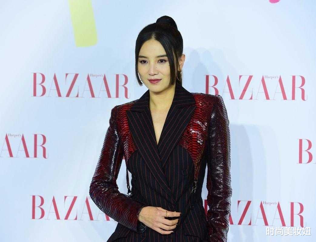 运动 宋佳这回造型太惊艳，穿西装配高马尾又飒又美，气质真高级