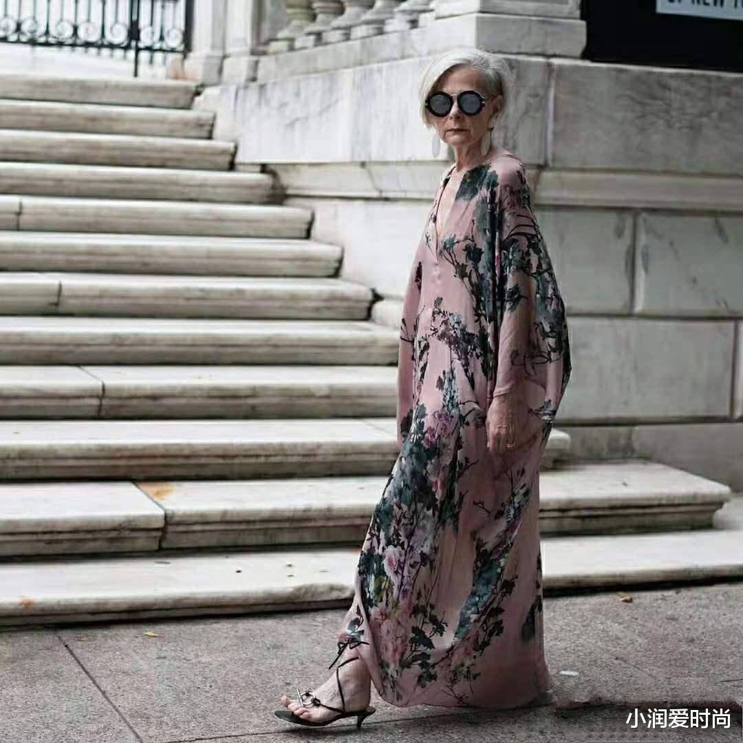 小润爱时尚|66岁白发奶奶无惧变老，穿连衣裙搭高跟鞋玩转时尚，美得洋气洒脱