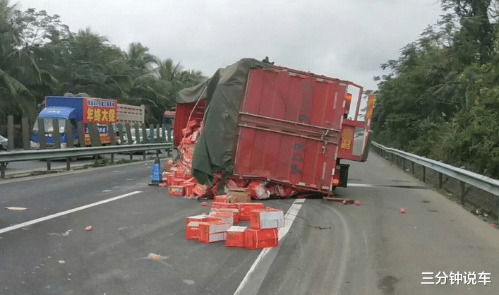 交易 高速一辆车侧翻,一路火花带闪电,网友:魂都吓没了
