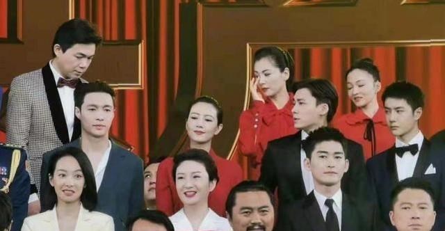 何沐青谈|七一晚会:李现杨紫同框,王一博自拍引众星聚集,靳东插不进去