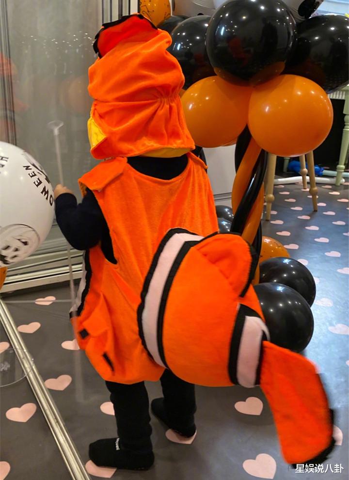 章子怡|章子怡携家人游玩，晒全家福取名“东章熙汪”，网友：熙熙要出道