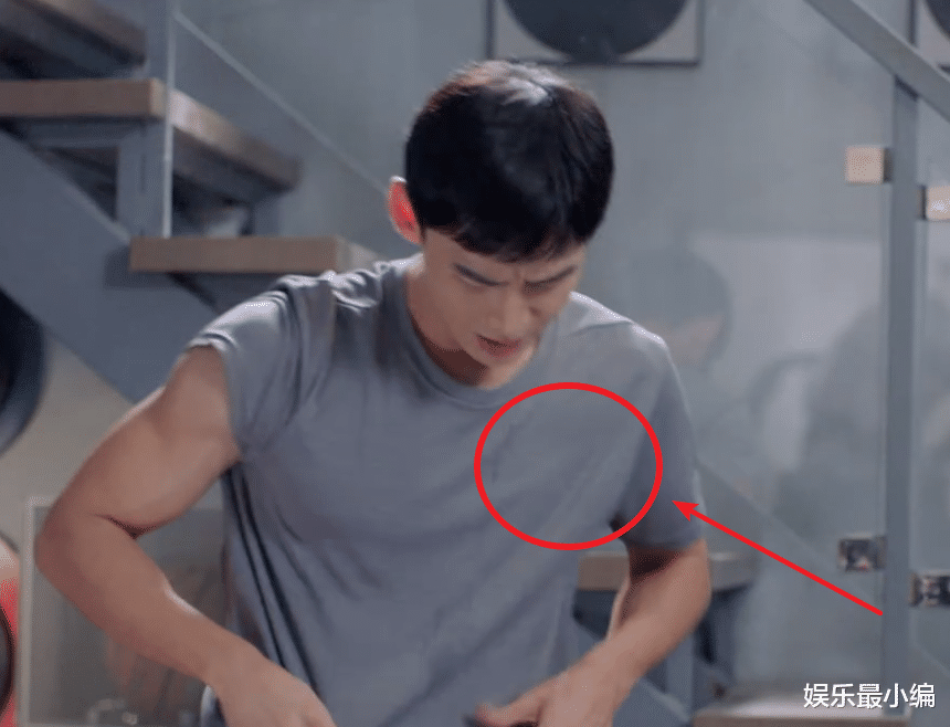 白敬亭|白敬亭电视剧给品牌打码，被网友盛赞，白敬亭露腹肌反成陪衬