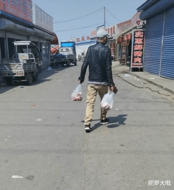 路边摊|阿宝近况落魄？身材暴瘦如竹竿，昔日当红歌手沦落到吃路边摊？