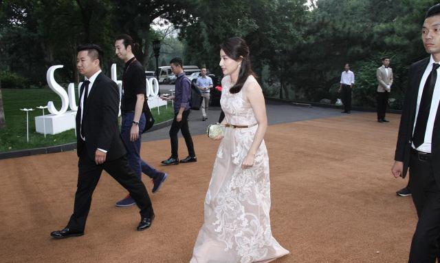 郭晶晶|郭晶晶造型翻车？胳膊松垮还要穿无袖，贵妇造型抢镜却难掩发福感