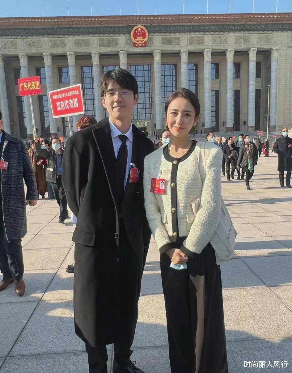 秦岚|佟丽娅变“央视脸”参加大会造型封神！穿小香风拍大合照，大逆袭