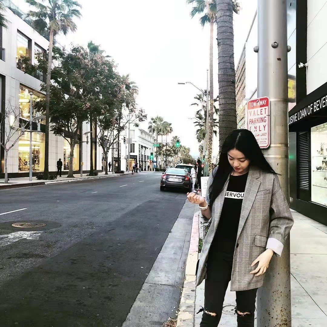 时尚风行派 华谊千金王文也首上综艺太高调！才23岁就当导演，穿黑T比明星美