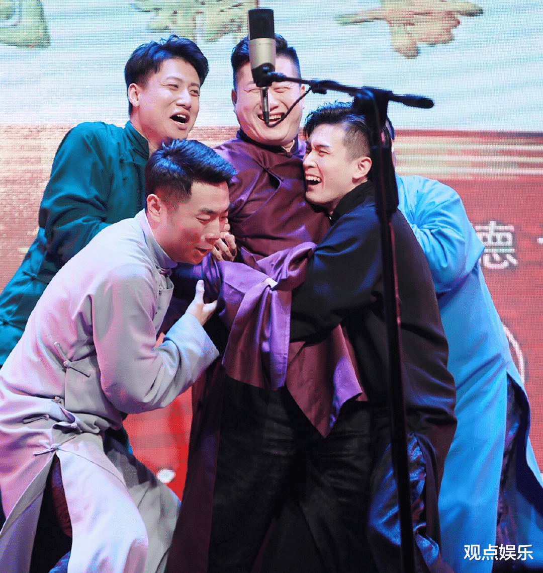 张鹤伦|张鹤伦跟师兄弟打成一片，台上好师兄台下好兄弟，德云六队氛围好