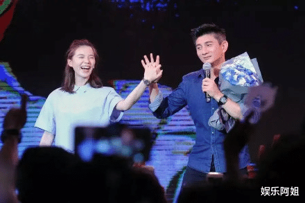 吴奇隆|50岁吴奇隆现身机场，体格强壮似猛男，而衣服图案暴露真实本性？