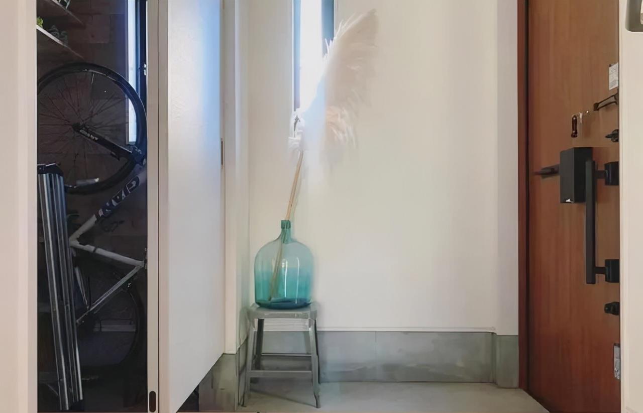 蔡宏志聊时尚 45岁日本太太的家，坚持极简生活，房间被布置得很治愈！