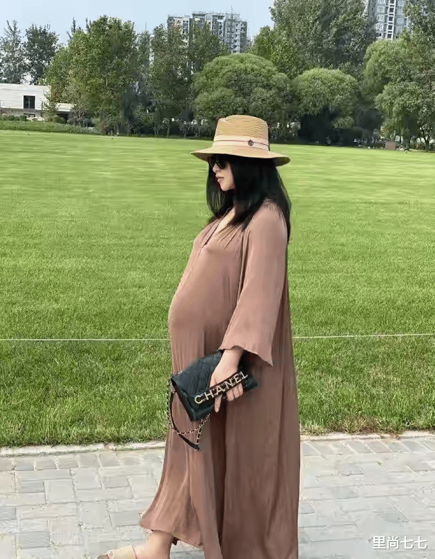 朱珠|朱珠产后6天露面！胖几十斤变大眼睛撞脸秦岚，一脸憔悴太真实