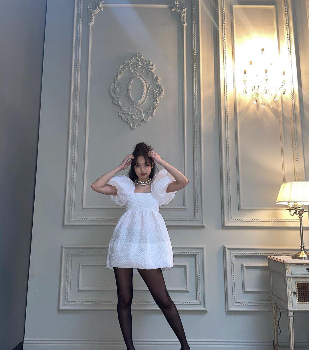 美搭刊报|林允儿Jennie撞衫,同款白色及膝裙,一个穿出了清纯感一个辣妹风