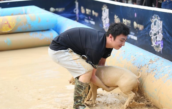 王思聪|王思聪会玩，刚带四个美女逛完夜店，又给美女主播“豪”刷礼物