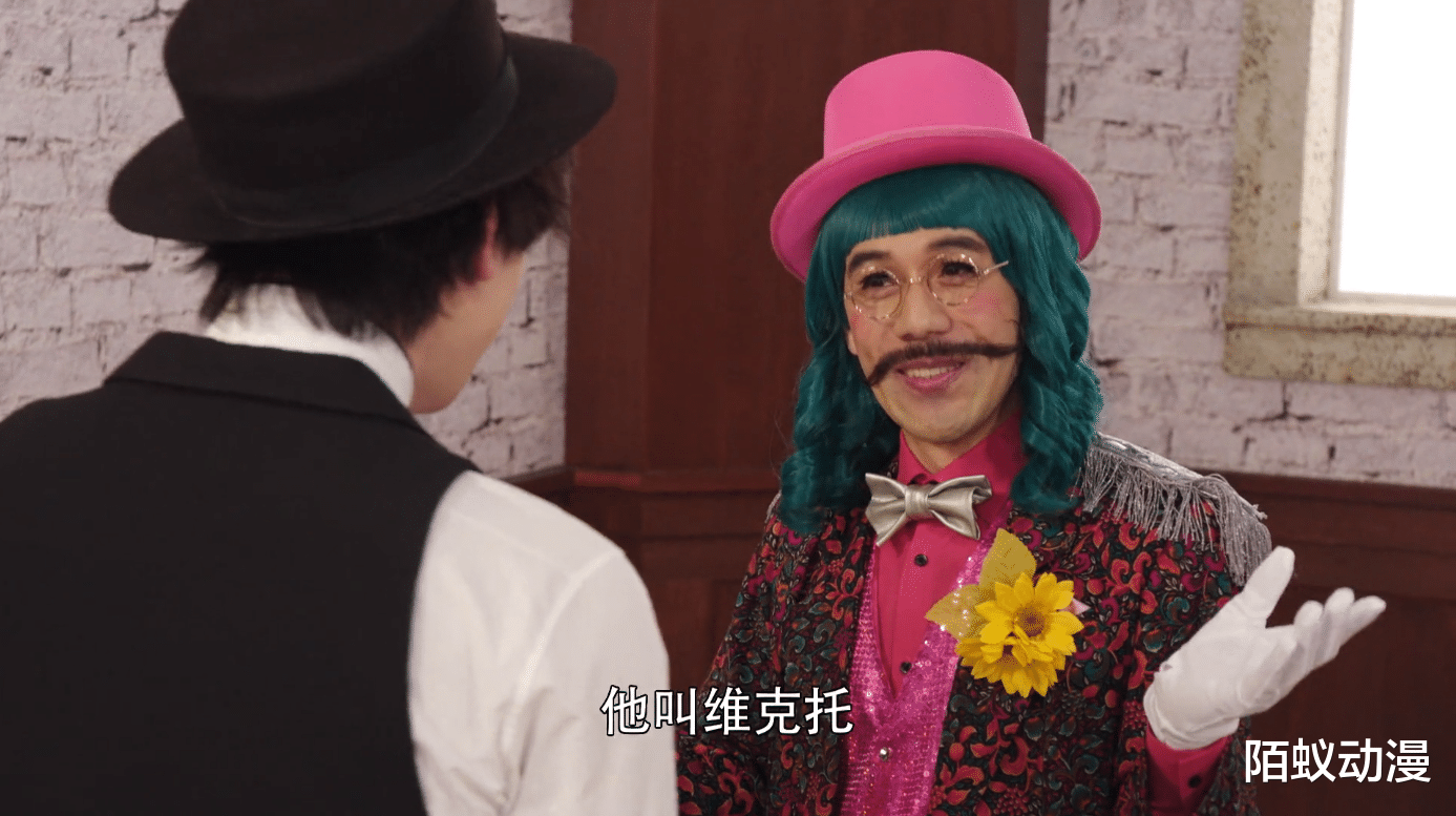 假面骑士圣刃|假面骑士圣刃：老乌变成骑士需要5本书，已集齐4本，还差本奇幻书