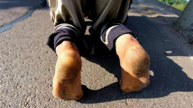 佛教|真正的苦行僧释正弘，三步一拜，走完4大名山，脚上茧比鞋底还硬