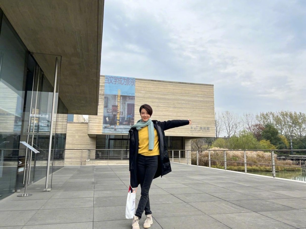 车晓|39岁车晓太会穿了，大衣配牛仔裤看似简单，选对内搭却很高级