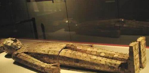 |农民荒地里挖出好宝贝，却因不识货随手丢弃，错过发大财的机会