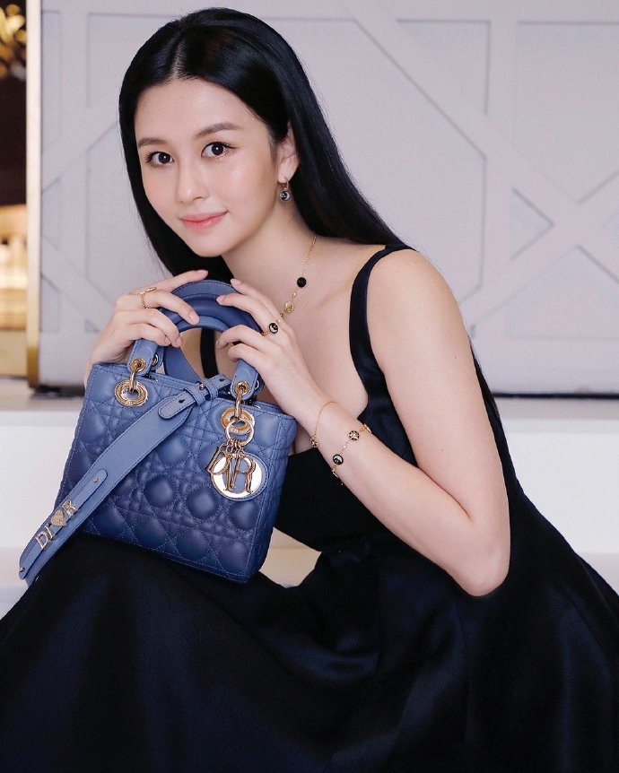 邱淑贞|沈月遗传到了邱淑贞的好身材，穿小黑裙风采万千，真吸睛