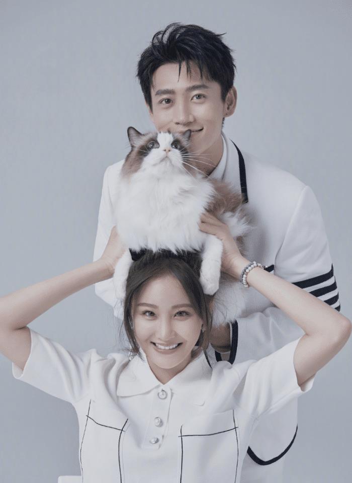 魏晨|爷青结！好友晒请柬曝魏晨22号将办婚礼，手绘婚纱照作封面很幸福