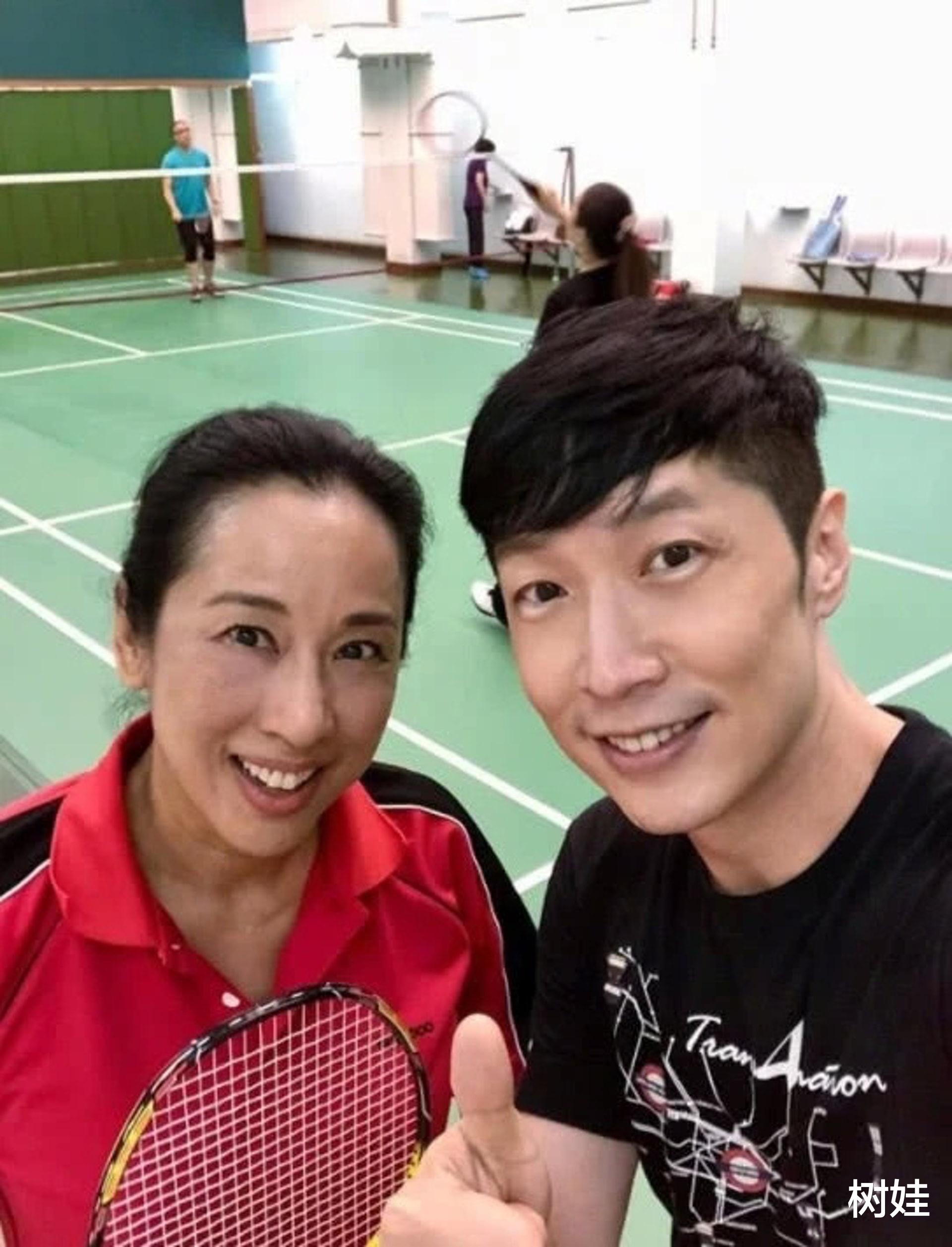 朱玲玲|63岁朱玲玲带领港姐拍宣传片，素颜露脸仍抢镜，身材不输年轻港姐