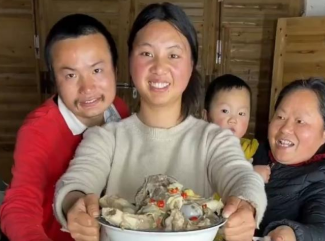 牛爱芳还在,又来一个小凤!6胎母亲在家生产,女儿脐带绕颈夭折