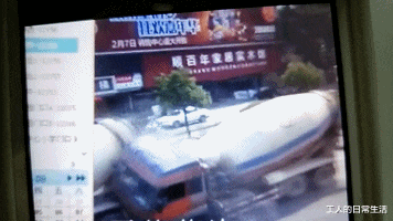 “前租客留下的,在床底下发现的,这是啥啊?”