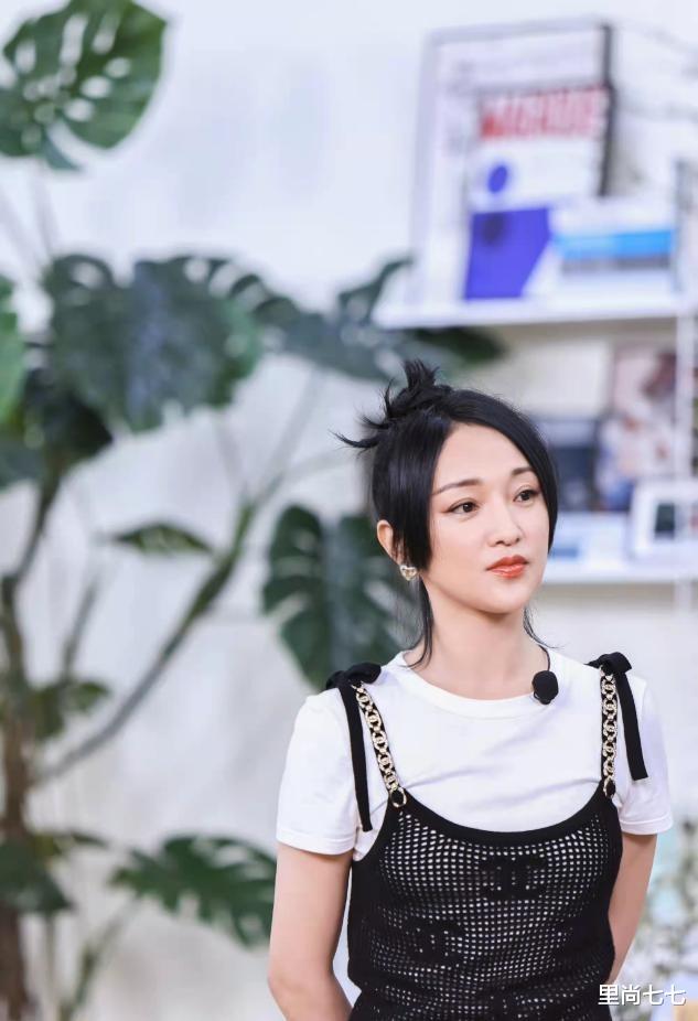 穿衣搭配|恋爱中的周迅变化好大，金属吊带配黑丝网袜，穿衣都变摇滚范儿